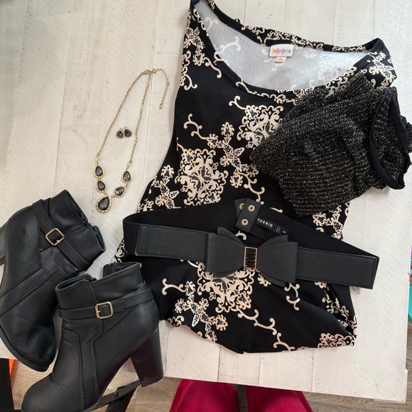 LulaRoe Nicole Elegant Collection with Matching Tights, jewelry, & belt - Picture 10 of 16